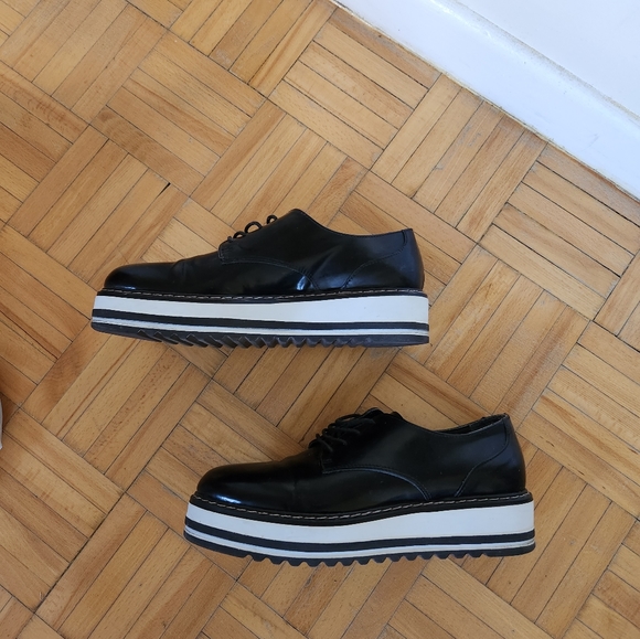 B2 Black Leather Shiny Oxford Boots - Picture 2 of 4